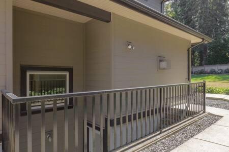 Bright New 1 Bedroom Private Secondary Basement Suite North Vancouver Exterior photo